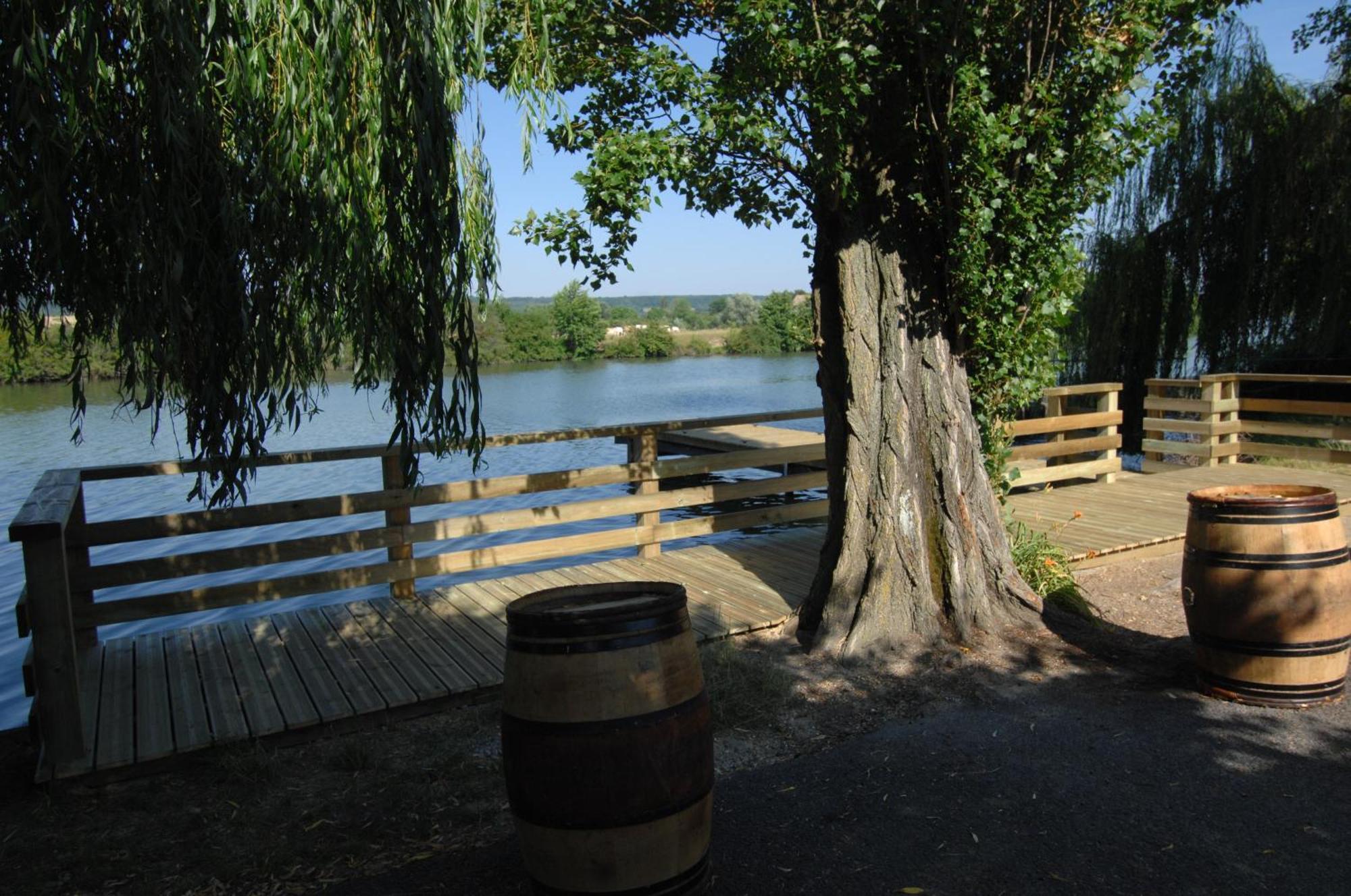 Les Canisses Saint-Pierre-la-Garenne Екстериор снимка